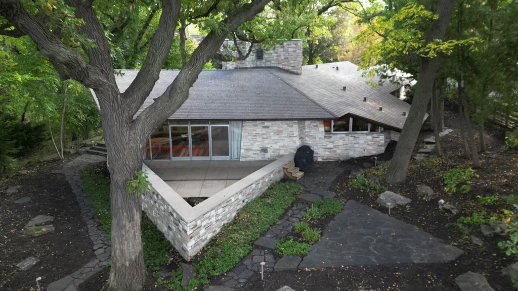 Home designed by iconic architect Frank Lloyd Wright now on the market — WCCO / CBS Minnesota, Woodbury Real Estate news