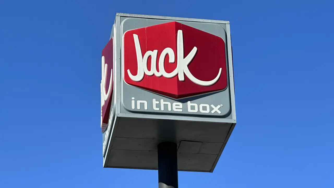 Scalding hot coffee thrown into fast-food manager’s face by angry customer, DA says — Woodbury Dining news