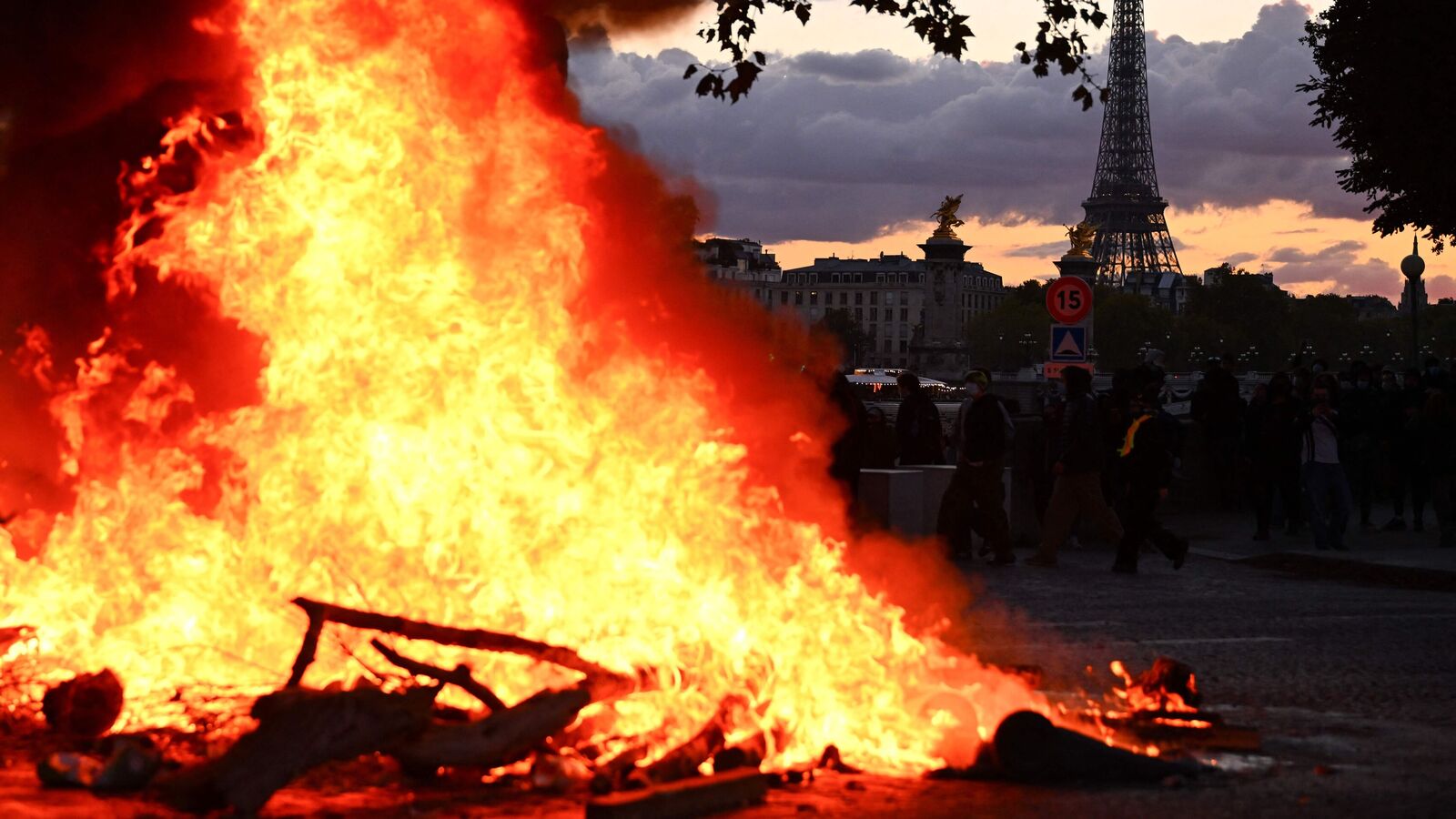 France Protests: Cars torched, shops looted as police arrest 272 demonstrators — Mint India, Woodbury Business news